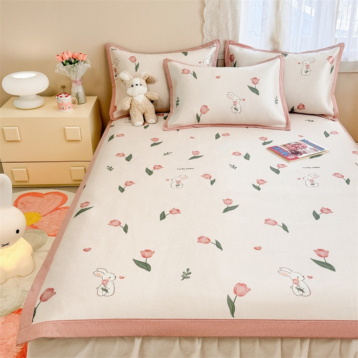 91家纺网 家纺一手货源 找家纺 2025新款懒猫600D数码印花冰藤凉席 花田小兔