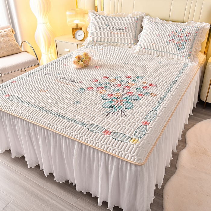 91家纺网 家纺一手货源 找家纺 炫拼家纺 2025新款凉感丝印花床裙款乳胶凉席三件套 蓝铃花