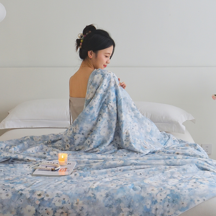 91家纺网 家纺一手货源 找家纺 梦恬佳 2025新款印花凉感丝夏凉被 桃花源绿