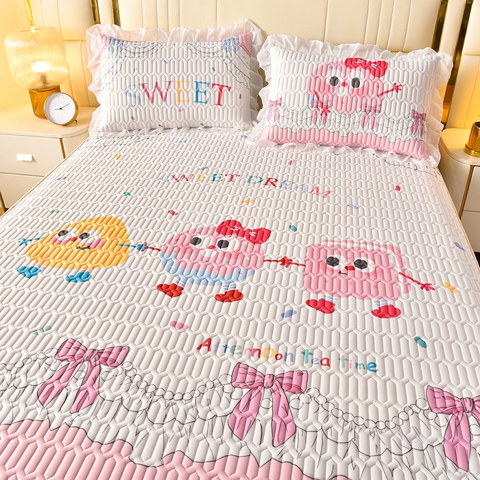 91家纺网 家纺一手货源 找家纺 炫拼家纺 2025新款凉感丝印花床裙款乳胶凉席三件套 甜心派