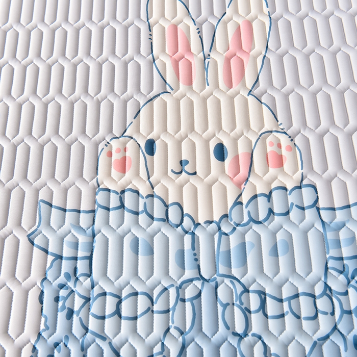 91家纺网 家纺一手货源 找家纺 炫拼家纺 2025新款凉感丝印花床裙款乳胶凉席三件套 芭比兔