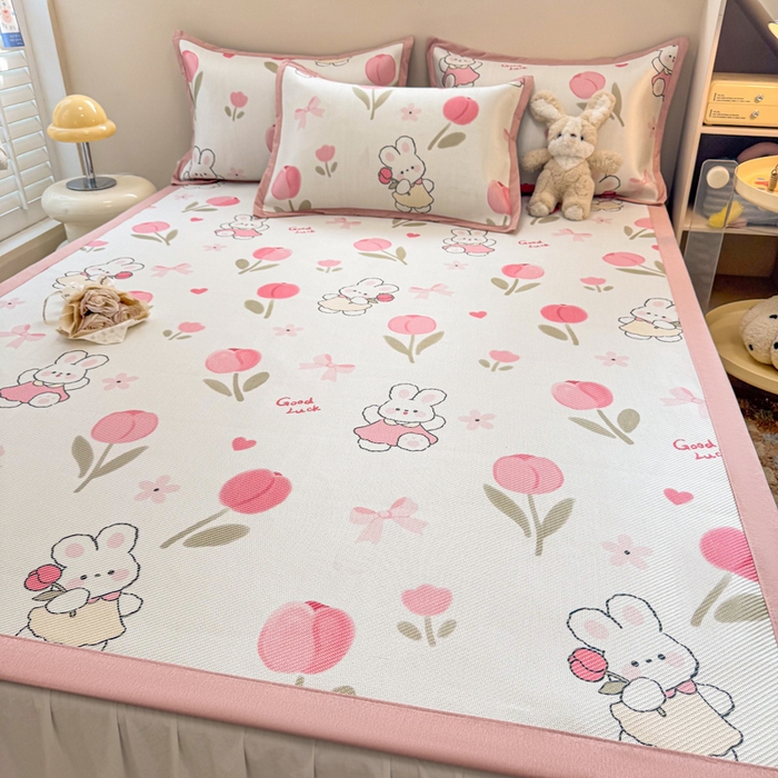 91家纺网 家纺一手货源 找家纺 2025新款懒猫600D数码印花冰藤凉席 花朵粉兔