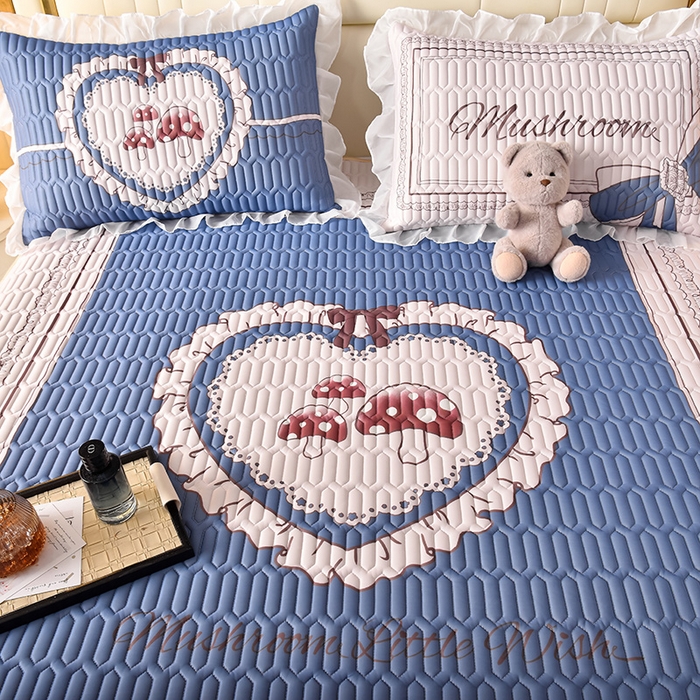 91家纺网 家纺一手货源 找家纺 炫拼家纺 2025新款凉感丝印花床裙款乳胶凉席三件套 倾城之恋