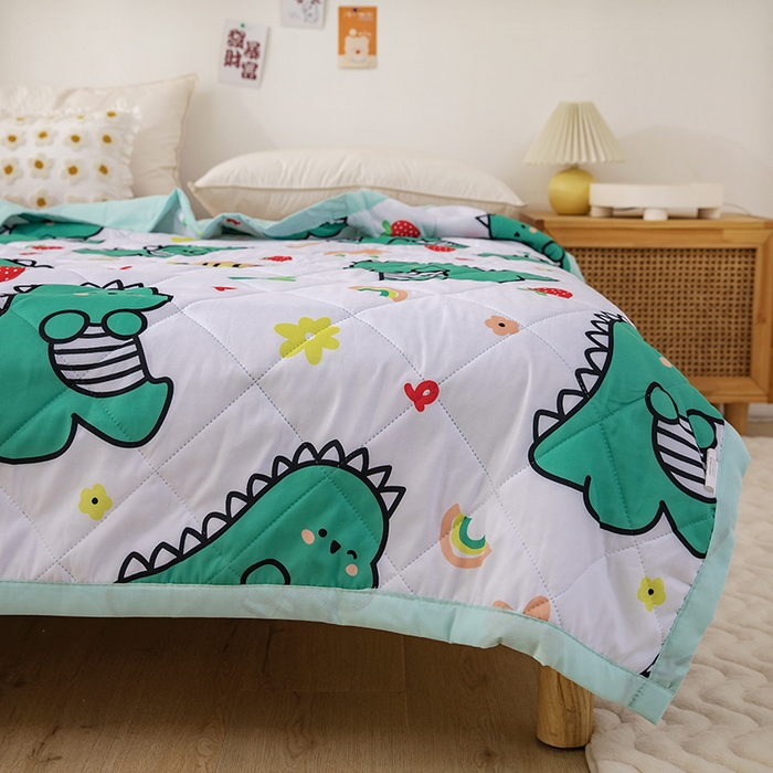 91家纺网 家纺一手货源 找家纺 富艺隆 2025新款超声波亲肤绒夏被夏凉被直播爆款超声波夏被空调被 萌萌小恐龙