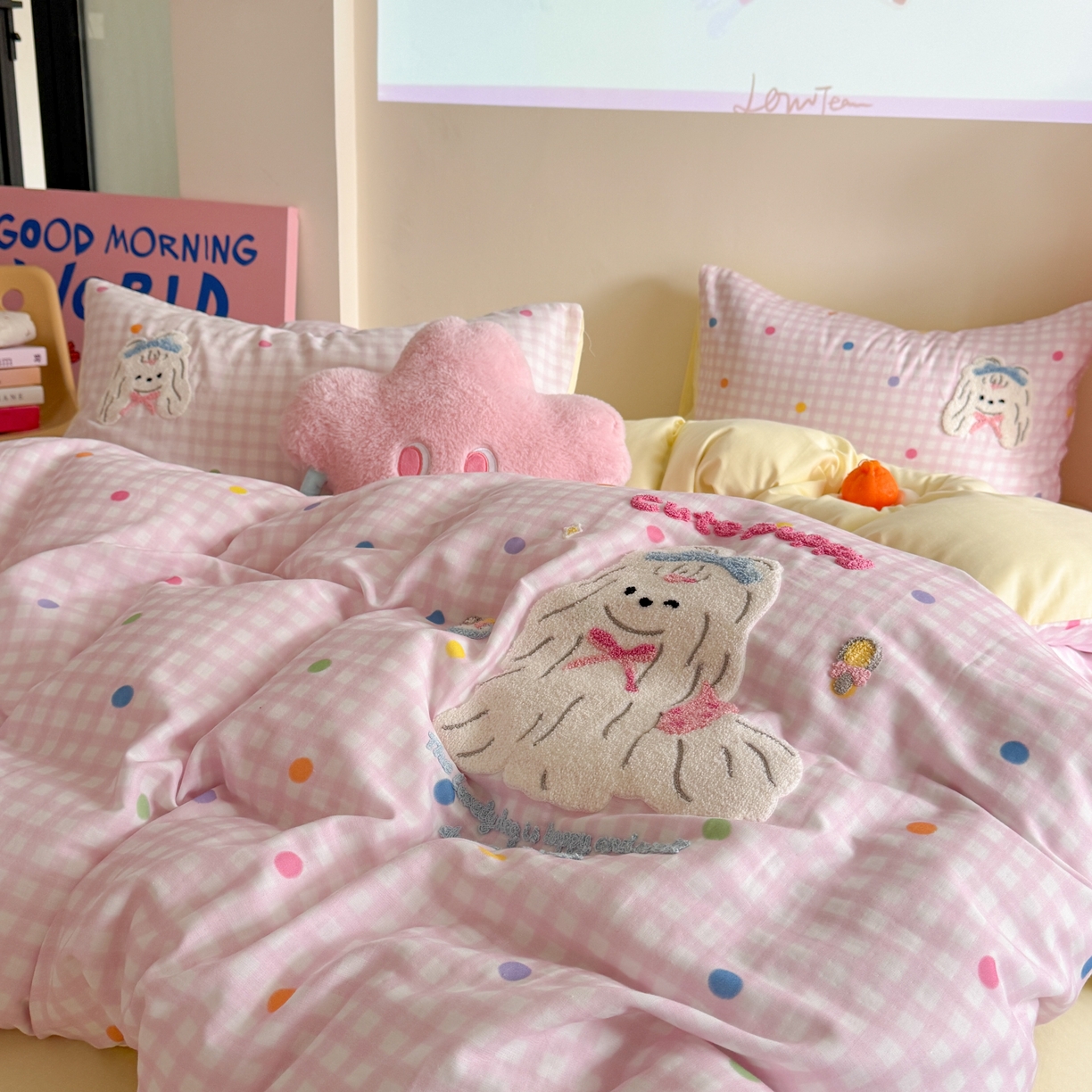 91家纺网 家纺一手货源 找家纺 柚子 2025春夏新款全棉纯棉双层纱毛巾绣四件套 美蒂狗