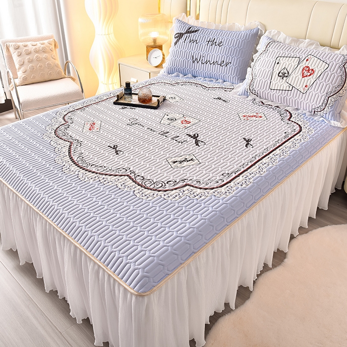 91家纺网 家纺一手货源 找家纺 炫拼家纺 2025新款凉感丝印花床裙款乳胶凉席三件套 雅典娜