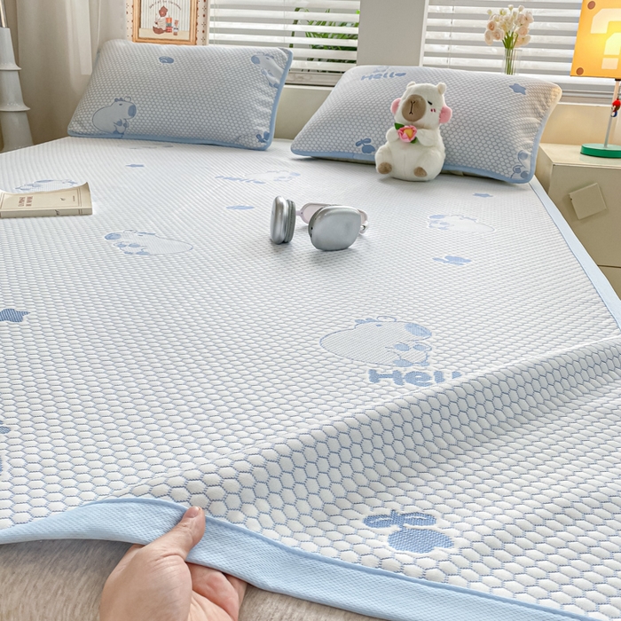 91家纺网 家纺一手货源 找家纺 春寻家纺 2025新款冰豆豆冰丝凉席-卡皮巴拉系列 床单款-卡皮巴拉-蓝