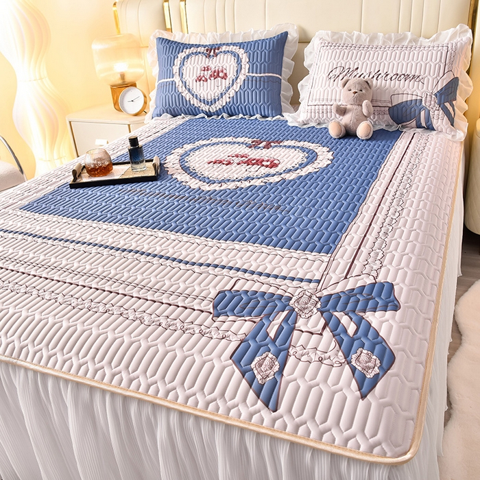 91家纺网 家纺一手货源 找家纺 炫拼家纺 2025新款凉感丝印花床裙款乳胶凉席三件套 倾城之恋