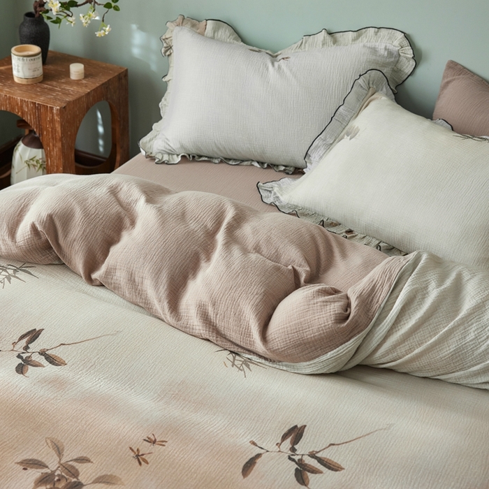 91家纺网 家纺一手货源 找家纺 安莱生活 2025新款全棉精梳棉双层纱绉纱数码印花四件套 烟雨江南-咖