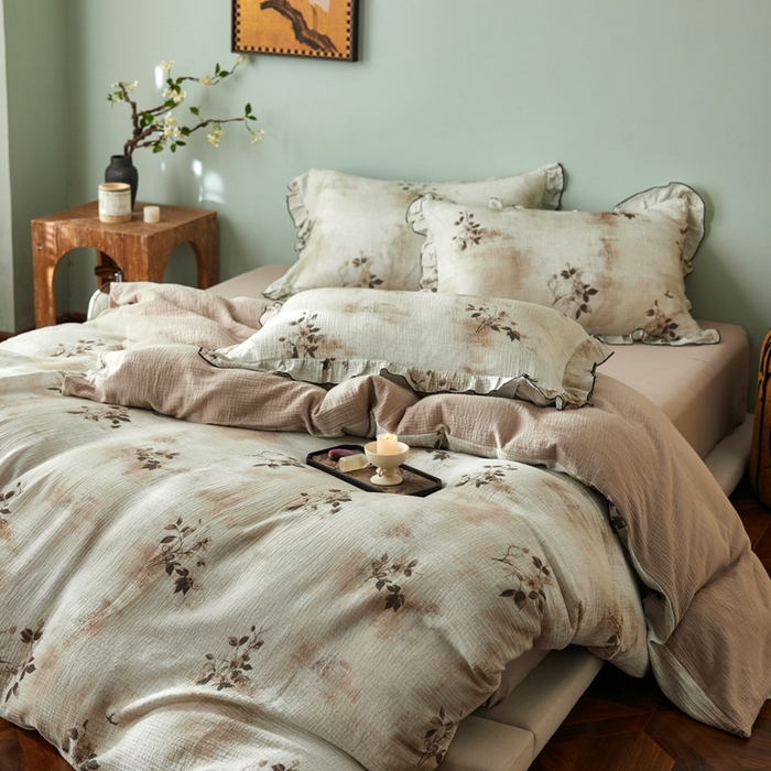 91家纺网 家纺一手货源 找家纺 安莱生活 2025新款全棉精梳棉双层纱绉纱数码印花四件套 云屿间-咖