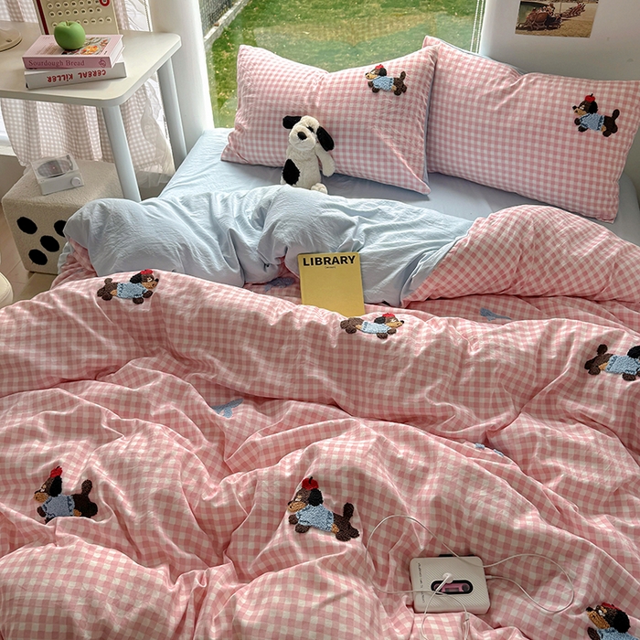 91家纺网 家纺一手货源 找家纺 耀达家居 2025新款A类水洗棉毛巾绣四件套 粉格腊肠狗