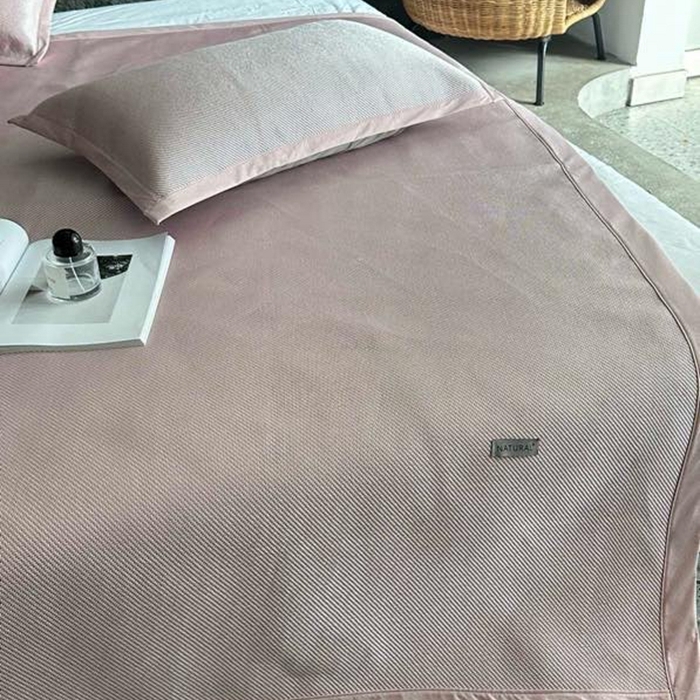 91家纺网 家纺一手货源 找家纺 美丽坊 2025新款轻奢三明治冰藤抗菌凉席三件套 卡曼粉