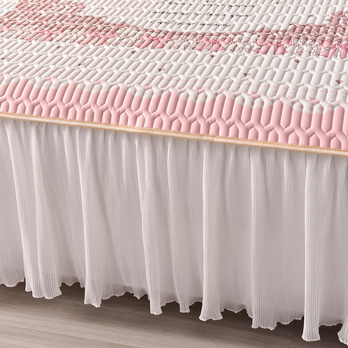 91家纺网 家纺一手货源 找家纺 炫拼家纺 2025新款凉感丝印花床裙款乳胶凉席三件套 爱丽丝小熊