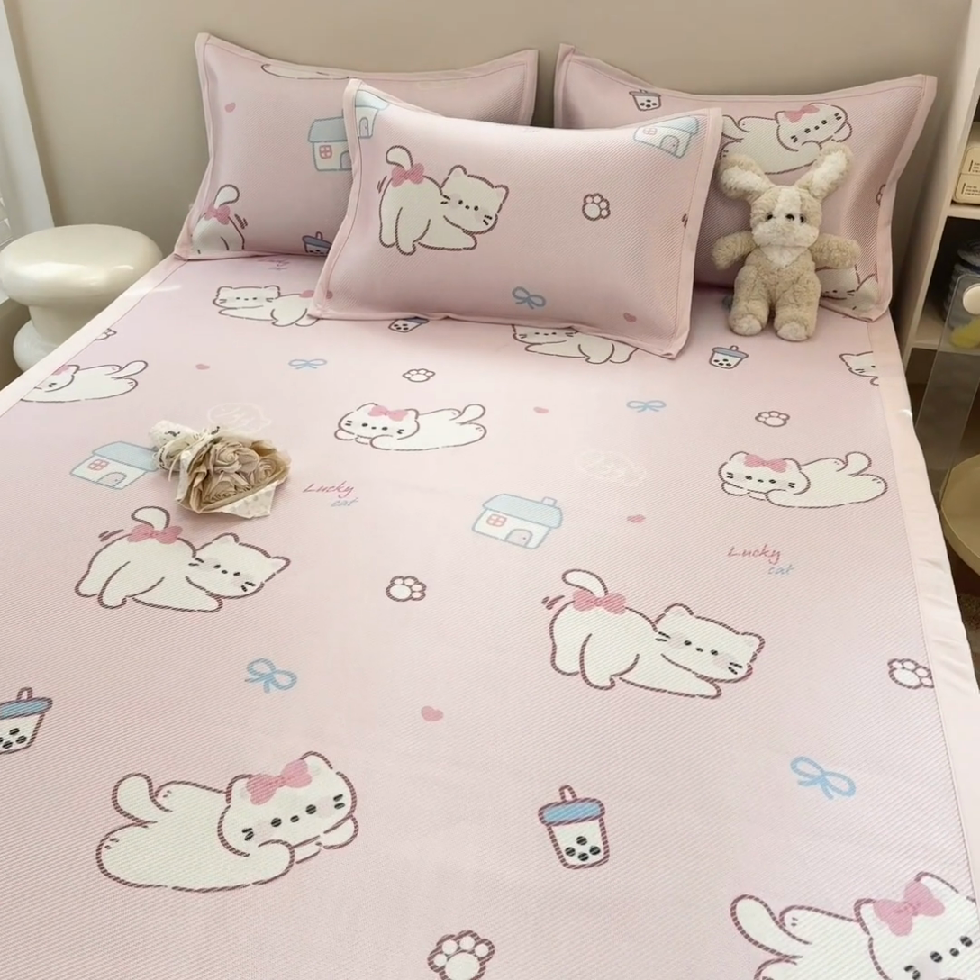 91家纺网 家纺一手货源 找家纺 2025新款懒猫600D数码印花冰藤凉席 奶茶猫咪