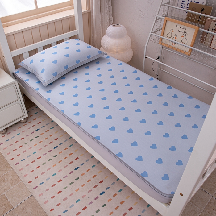 91家纺网 家纺一手货源 找家纺 凌云家纺  2025新款提花凉感冰丝席床笠款三明治凉席三件套 甜心-蓝