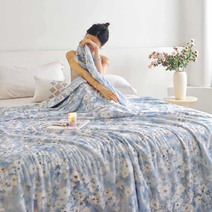 91家纺网 家纺一手货源 找家纺 梦恬佳 2025新款印花凉感丝夏凉被 桃花源绿