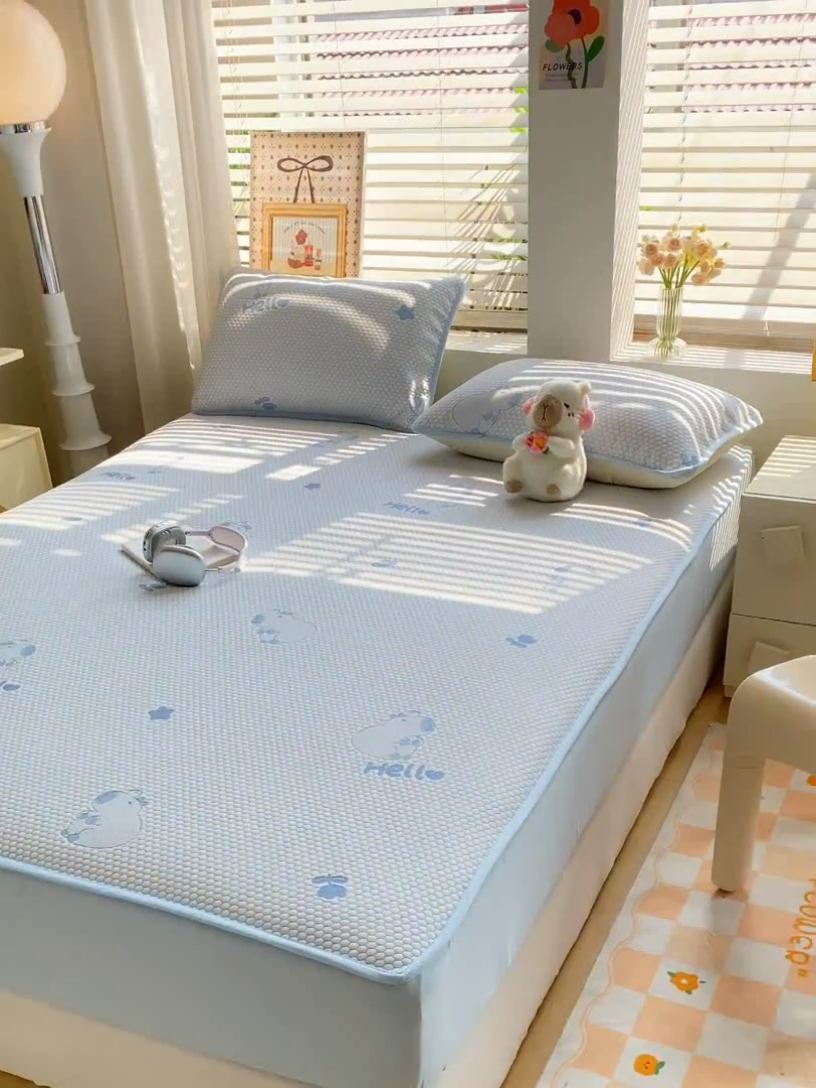 91家纺网 家纺一手货源 找家纺 （总）春寻家纺 2025新款直播爆款卡皮巴拉系列凉豆豆冰丝凉席三件套床单款床笠款可水洗机洗夏季凉感冰豆豆空调席软席子