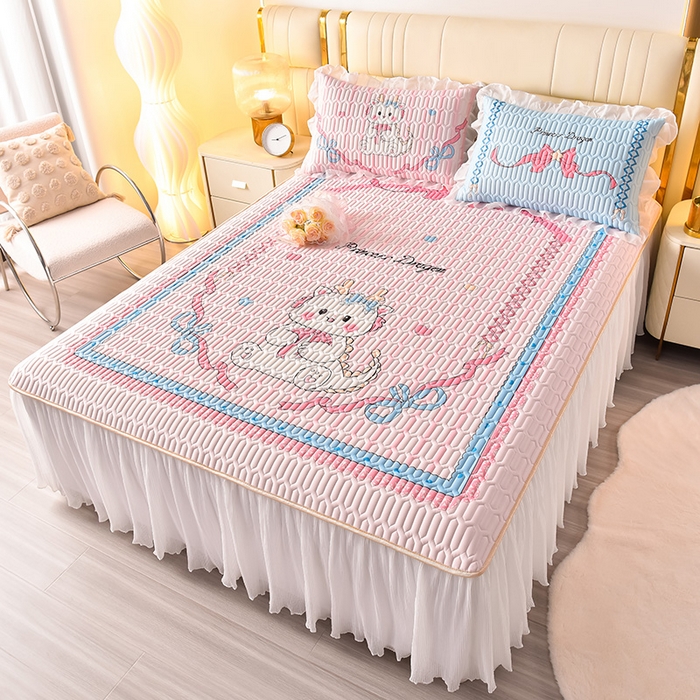 91家纺网 家纺一手货源 找家纺 炫拼家纺 2025新款凉感丝印花床裙款乳胶凉席三件套 美美龙