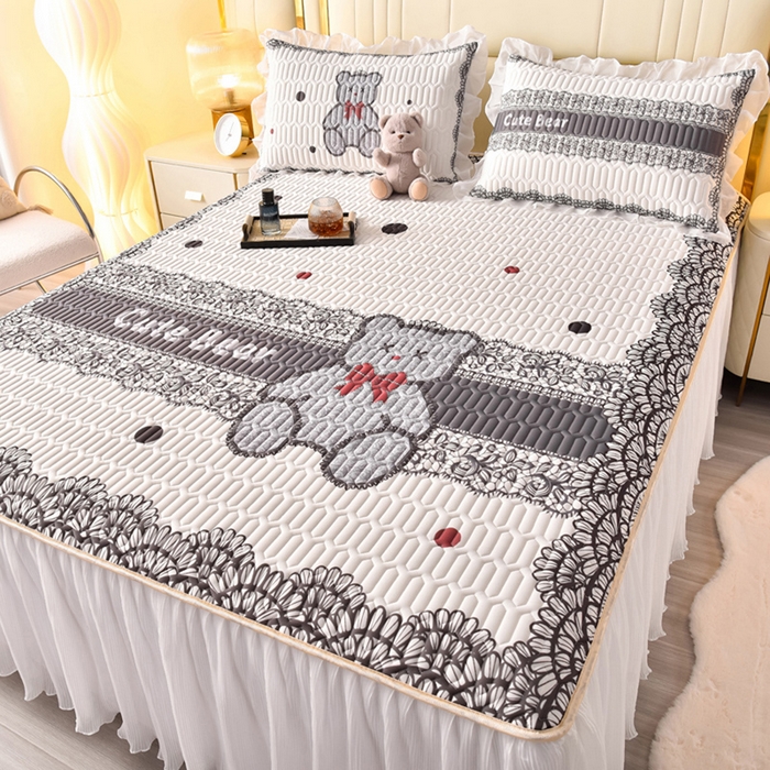 91家纺网 家纺一手货源 找家纺 炫拼家纺 2025新款凉感丝印花床裙款乳胶凉席三件套 黛莎