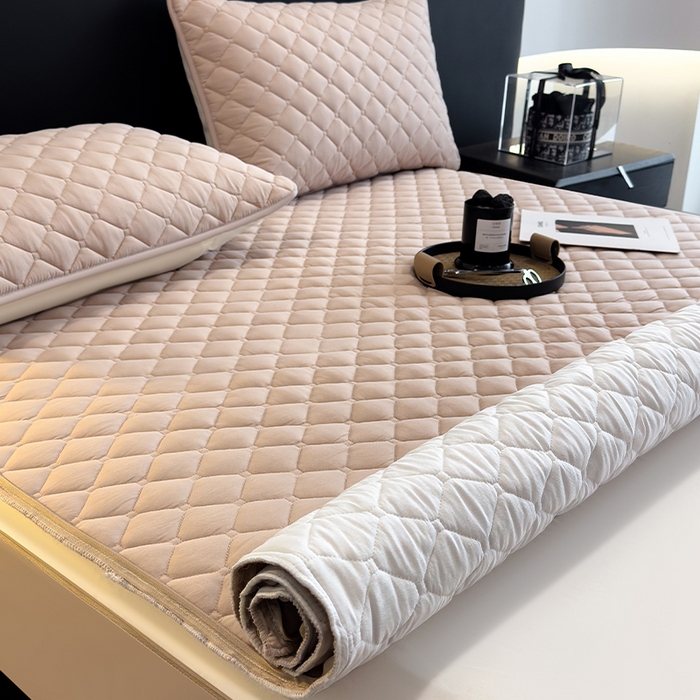 91家纺网 家纺一手货源 找家纺 叠派家纺 2025新款5A抗菌A类夹棉床笠经典款防水款系列 奶昔驼-小格子防水款