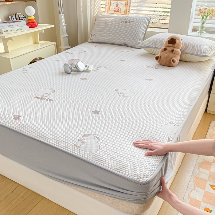 91家纺网 家纺一手货源 找家纺 春寻家纺 2025新款冰豆豆冰丝凉席-卡皮巴拉系列 床笠款-卡皮巴拉-咖