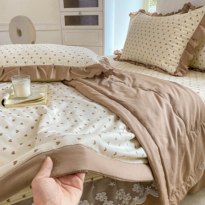 91家纺网 家纺一手货源 找家纺 2025新款直播热款A类针织棉双层纱床盖款夏被四件套 小心心咖