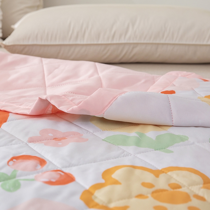 91家纺网 家纺一手货源 找家纺 富艺隆 2025新款超声波亲肤绒夏被夏凉被直播爆款超声波夏被空调被 草莓物语