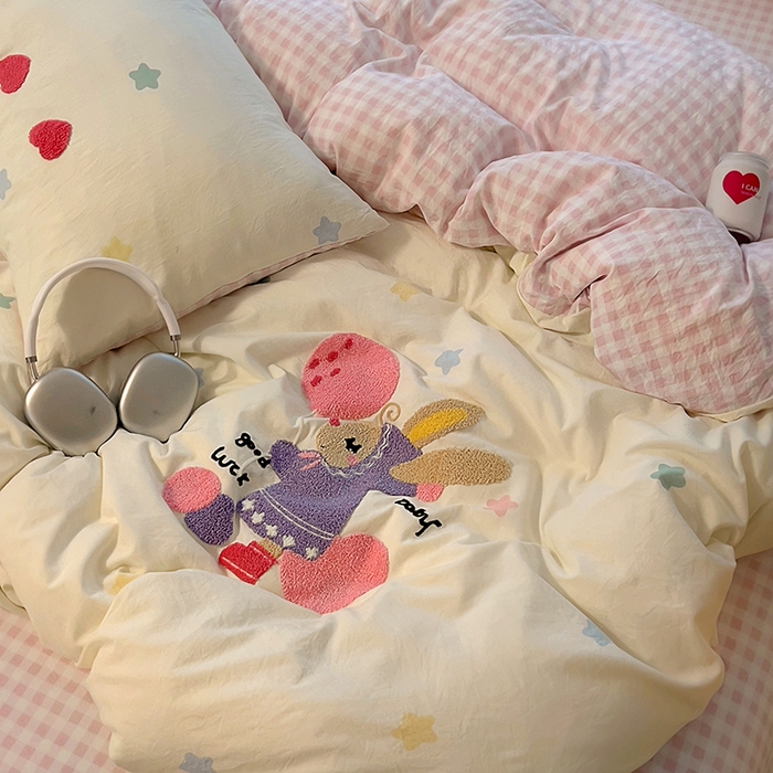 91家纺网 家纺一手货源 找家纺 2025新款专版高克重超萌卡通格子双拼毛巾绣软糯糯水洗棉四件套（场景二） 星星兔