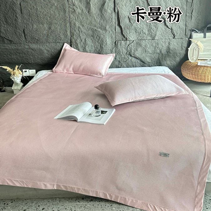 91家纺网 家纺一手货源 找家纺 美丽坊 2025新款轻奢三明治冰藤抗菌凉席三件套 卡曼粉