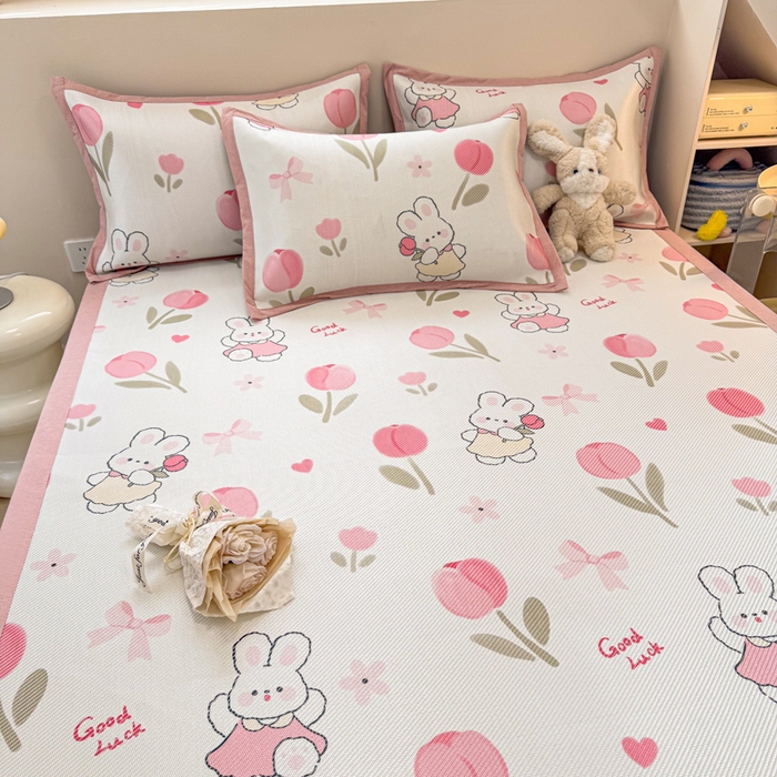 91家纺网 家纺一手货源 找家纺 2025新款懒猫600D数码印花冰藤凉席 花朵粉兔