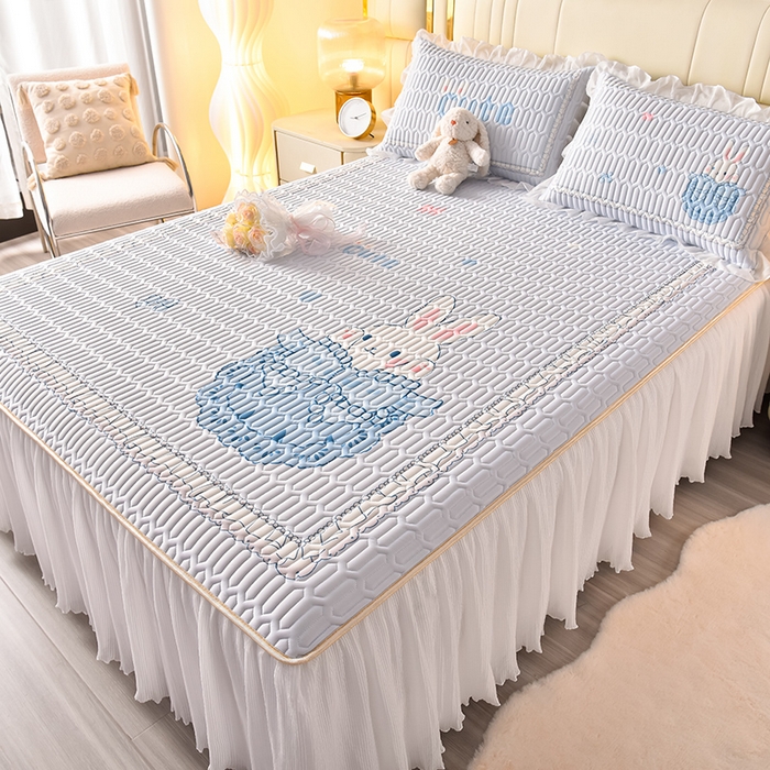 91家纺网 家纺一手货源 找家纺 炫拼家纺 2025新款凉感丝印花床裙款乳胶凉席三件套 芭比兔