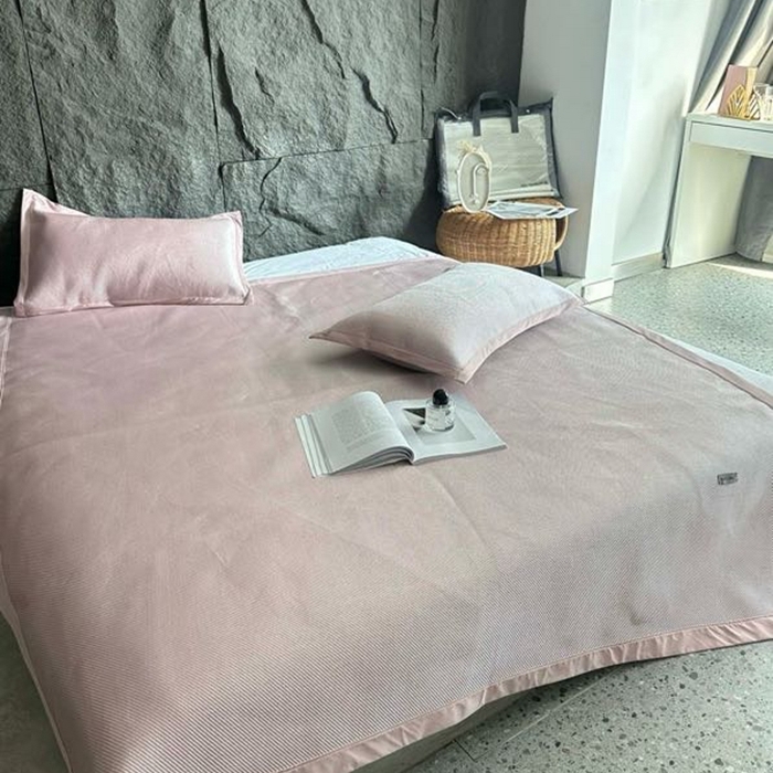 91家纺网 家纺一手货源 找家纺 美丽坊 2025新款轻奢三明治冰藤抗菌凉席三件套 卡曼粉