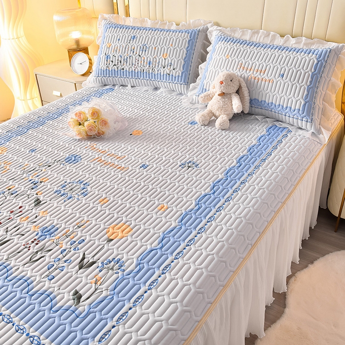 91家纺网 家纺一手货源 找家纺 炫拼家纺 2025新款凉感丝印花床裙款乳胶凉席三件套 夏薇花