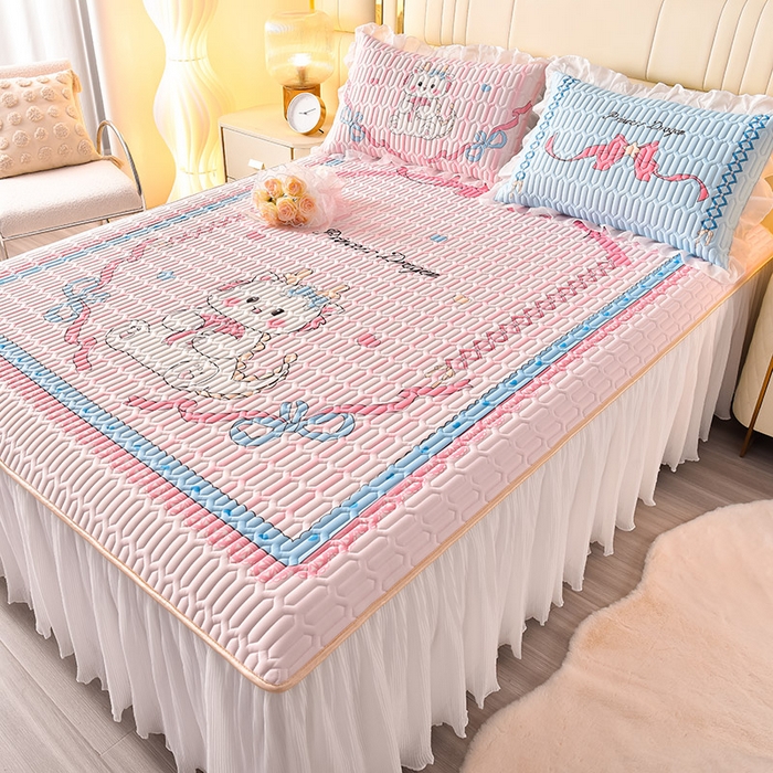 91家纺网 家纺一手货源 找家纺 炫拼家纺 2025新款凉感丝印花床裙款乳胶凉席三件套 美美龙