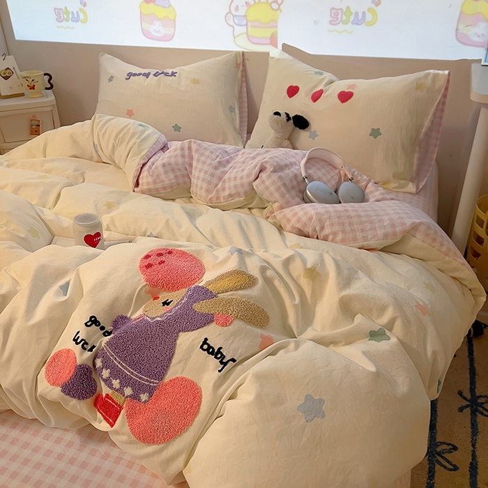 91家纺网 家纺一手货源 找家纺 2025新款专版高克重超萌卡通格子双拼毛巾绣软糯糯水洗棉四件套（场景二） 星星兔