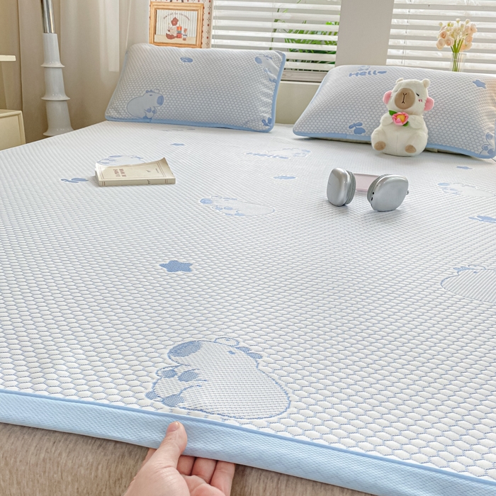 91家纺网 家纺一手货源 找家纺 春寻家纺 2025新款冰豆豆冰丝凉席-卡皮巴拉系列 床单款-卡皮巴拉-蓝