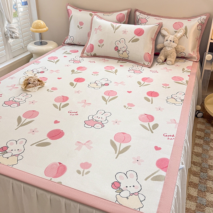 91家纺网 家纺一手货源 找家纺 2025新款懒猫600D数码印花冰藤凉席 花朵粉兔