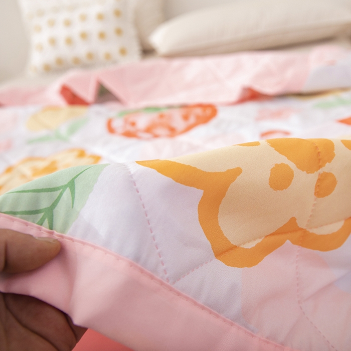 91家纺网 家纺一手货源 找家纺 富艺隆 2025新款超声波亲肤绒夏被夏凉被直播爆款超声波夏被空调被 草莓物语