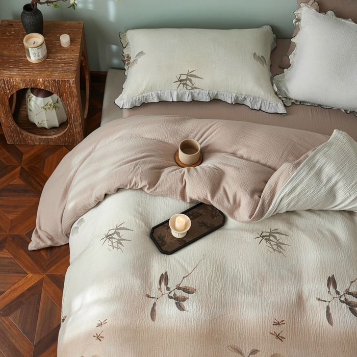 91家纺网 家纺一手货源 找家纺 安莱生活 2025新款全棉精梳棉双层纱绉纱数码印花四件套 烟雨江南-咖