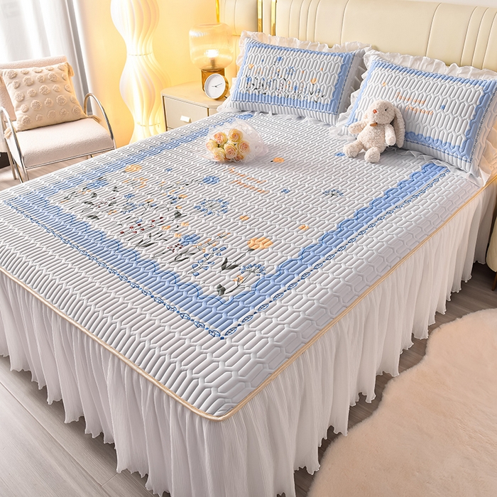 91家纺网 家纺一手货源 找家纺 炫拼家纺 2025新款凉感丝印花床裙款乳胶凉席三件套 夏薇花