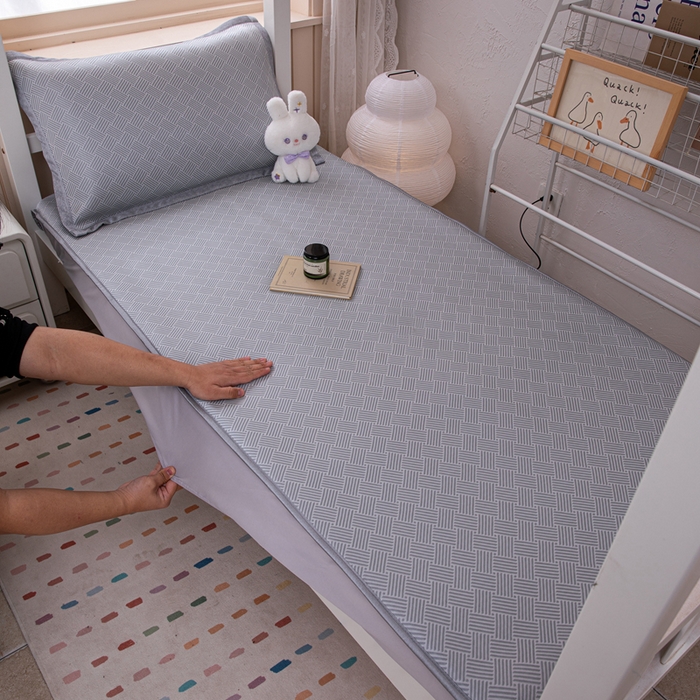 91家纺网 家纺一手货源 找家纺 凌云家纺  2025新款提花凉感冰丝席床笠款三明治凉席三件套 菱格-灰