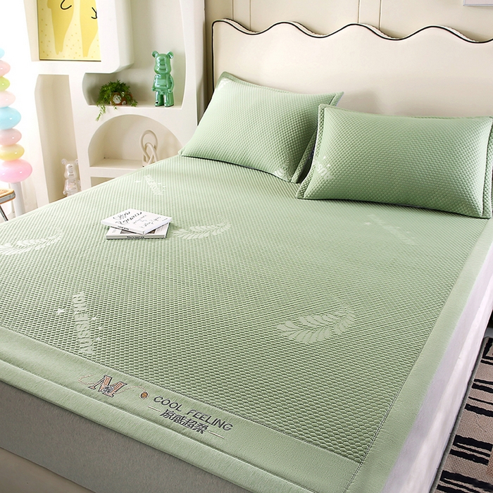 91家纺网 家纺一手货源 找家纺 尚品凤凰 2025新款小清新凉感超柔冰豆席凉席平铺款床笠款 飘羽-浅绿