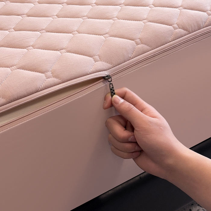 91家纺网 家纺一手货源 找家纺 叠派家纺 2025新款5A抗菌A类夹棉床笠经典款防水款系列 山茶粉-小格子经典款