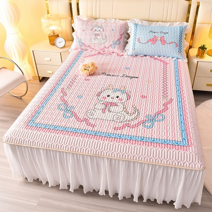 91家纺网 家纺一手货源 找家纺 （总）炫拼家纺 2025新款凉感丝印花床裙款乳胶凉席三件套