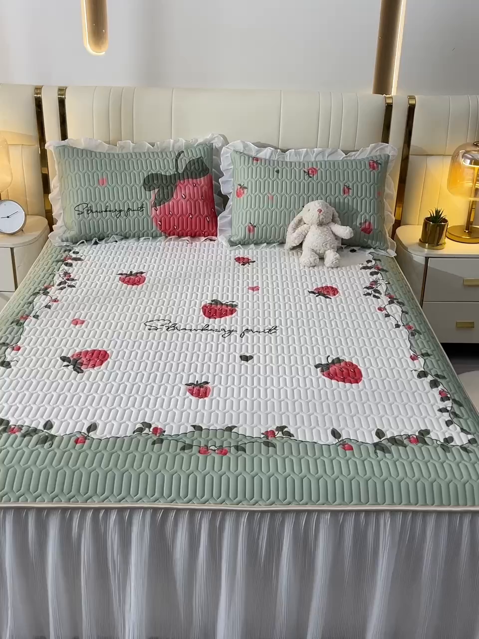 91家纺网 家纺一手货源 找家纺 炫拼家纺 2025新款凉感丝印花床裙款乳胶凉席三件套 草莓园