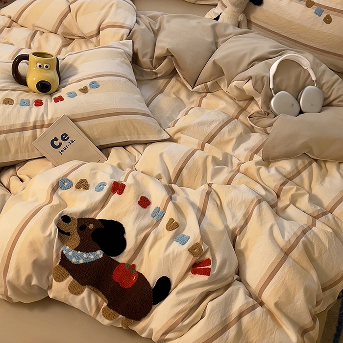 91家纺网 家纺一手货源 找家纺 2025新款专版高克重超萌卡通格子双拼毛巾绣软糯糯水洗棉四件套（场景二） 腊肠狗狗