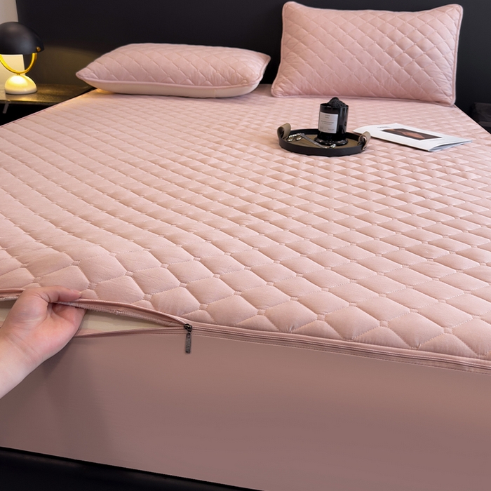 91家纺网 家纺一手货源 找家纺 叠派家纺 2025新款5A抗菌A类夹棉床笠经典款防水款系列 山茶粉-小格子经典款