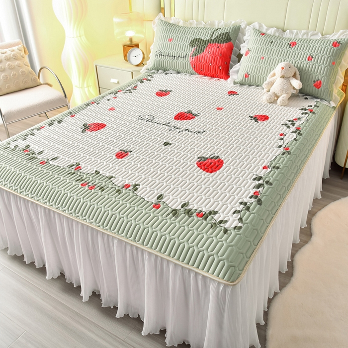 91家纺网 家纺一手货源 找家纺 炫拼家纺 2025新款凉感丝印花床裙款乳胶凉席三件套 草莓园