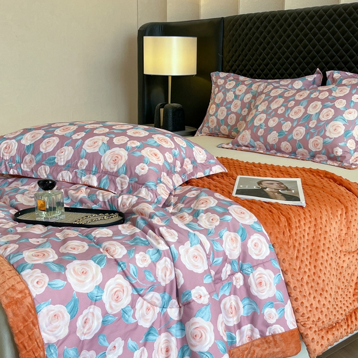 91家纺网 家纺一手货源 找家纺 宝士康家纺 2025新款10A抗菌双层纱豆豆绒夏被 夏日玫瑰