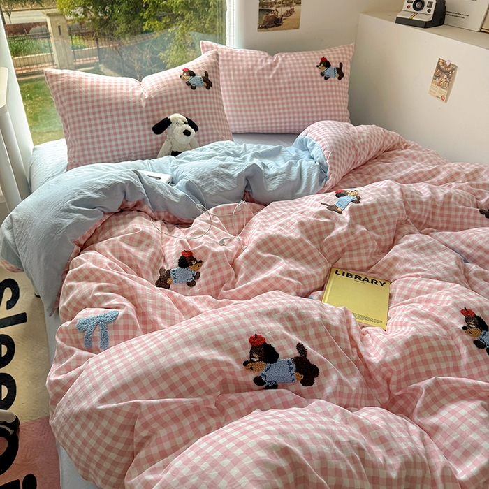 91家纺网 家纺一手货源 找家纺 耀达家居 2025新款A类水洗棉毛巾绣四件套 粉格腊肠狗